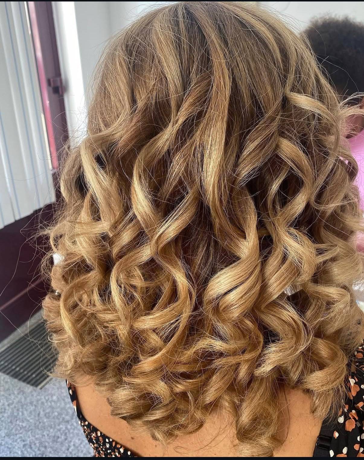 Caracóis definidos em cabelo loiro