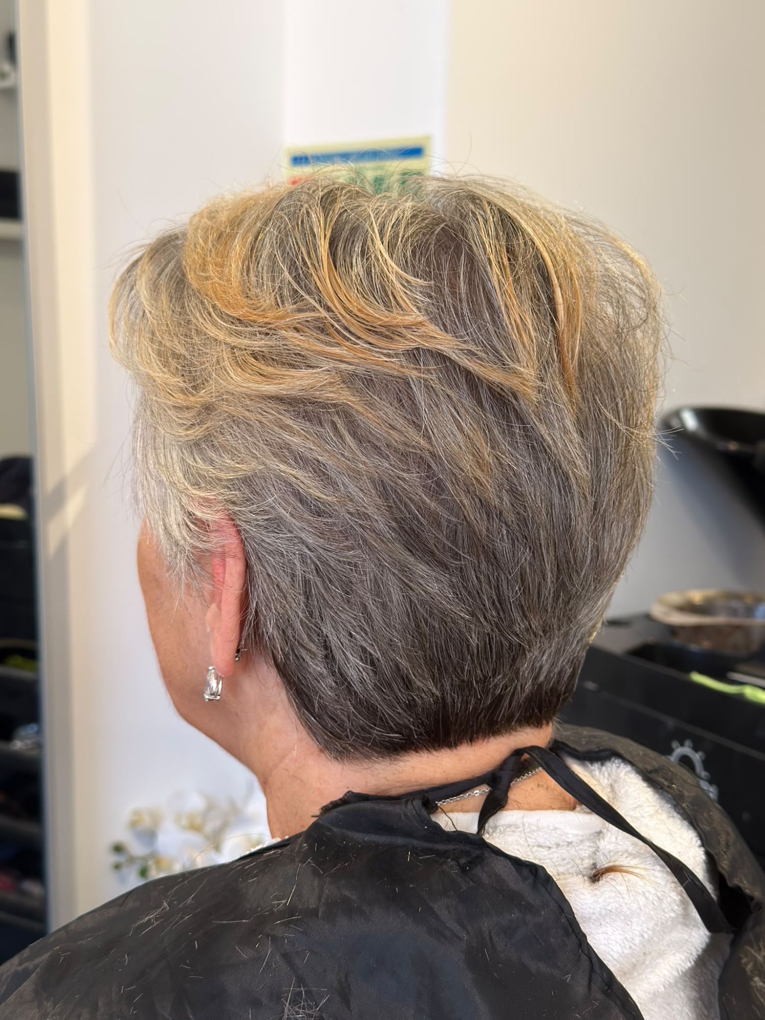 Corte curto com madeixas