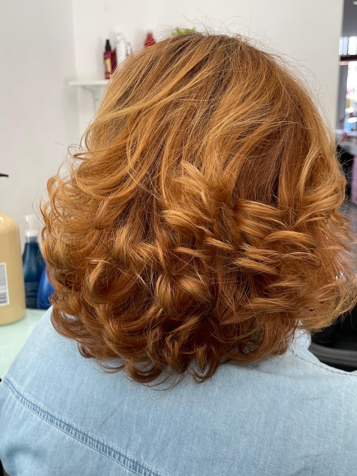 Cabelo acobreado com brushing e caracóis