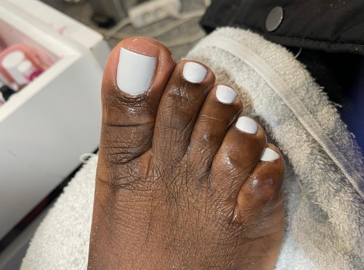 Pedicure em verniz gel branco