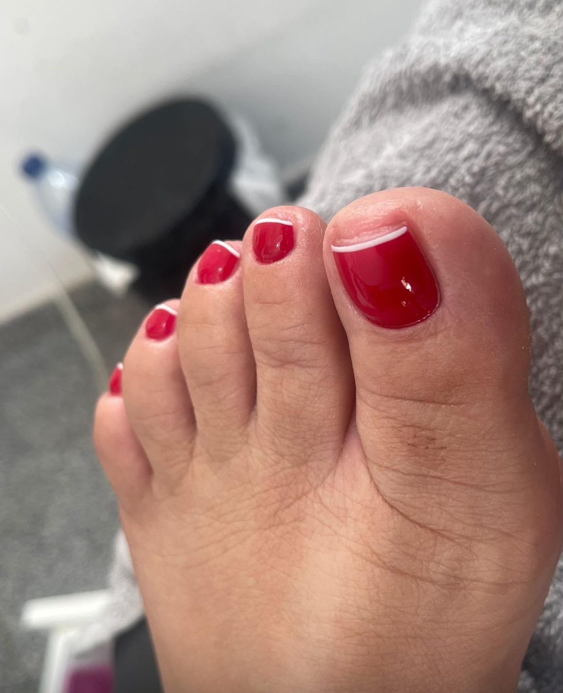 Pedicure vermelha com risca branca
