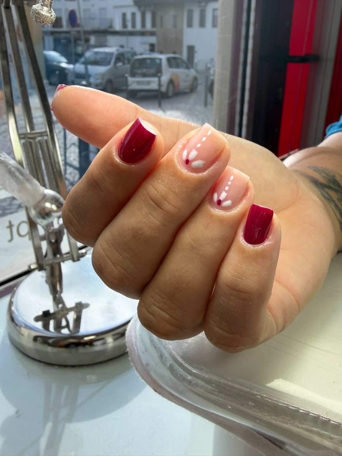 Verniz gel vinho e nude com flor pintada à mão